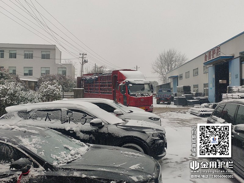 2023年12月18日鋅鋼護(hù)窗欄桿裝車發(fā)貨！