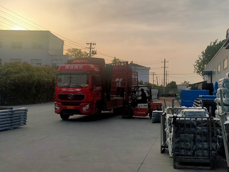 2025年4月18日鋅鋼鋅鋼圍欄裝車發貨！